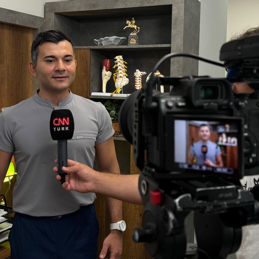 Uzm. Dr. C. Arman Öztürk bir televizyon programına konuk olurken